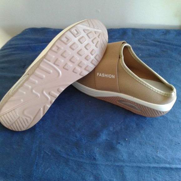 Ladies Tan Slip On Shoes  Size 9-10  Never Worn - Picture 3 of 3